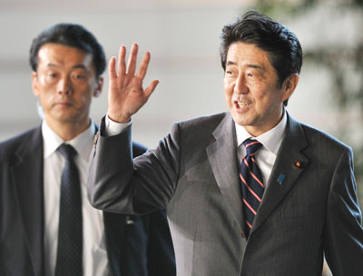 Tân Thủ tướng Shinzo Abe (giữa) tới văn phòng thủ tướng ở Tokyo.